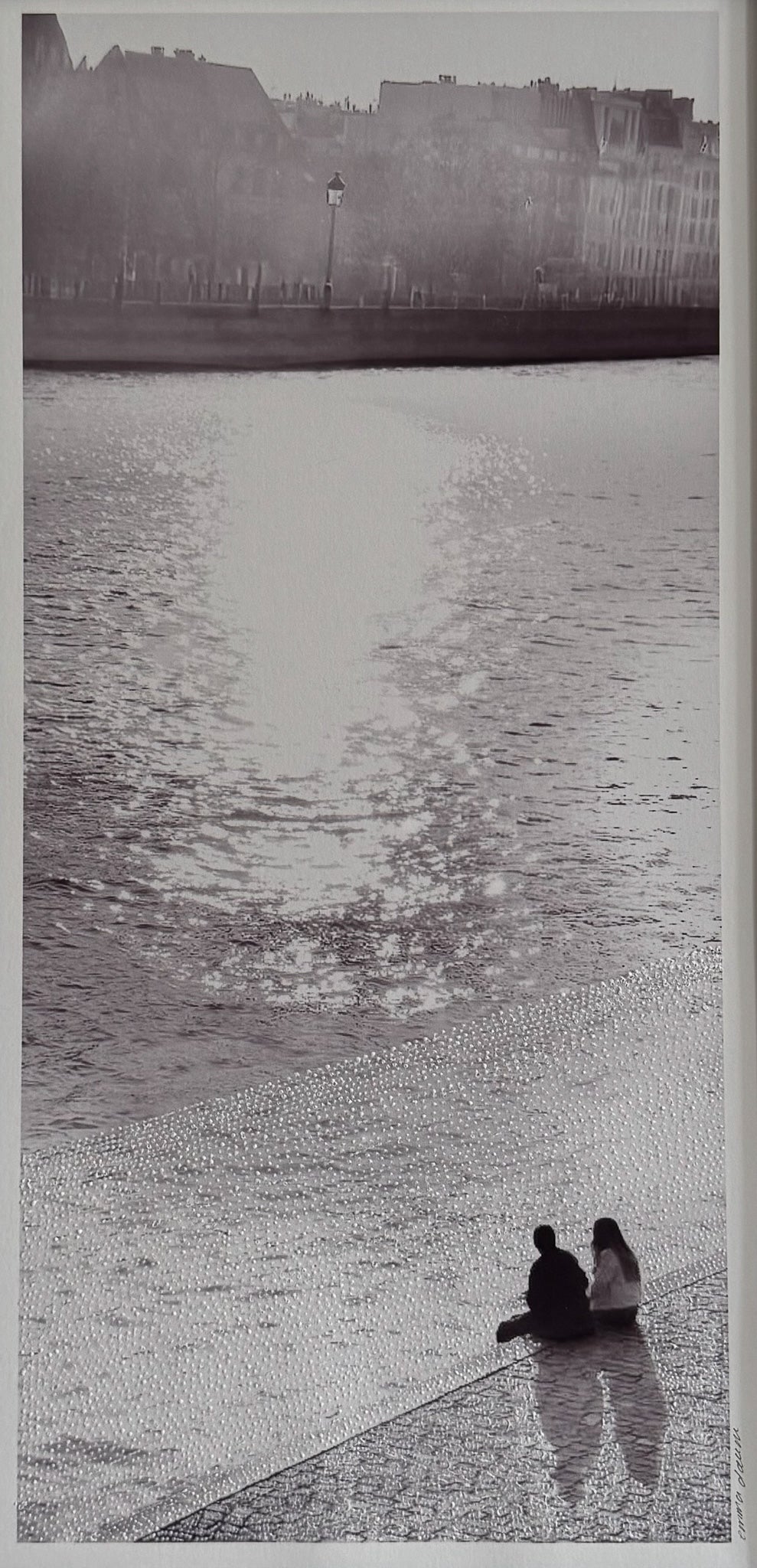 A deux sur les quais de Seine à Paris,  œuvre  techniques mixtes Emma Daum 40x20 cm sans encadrement