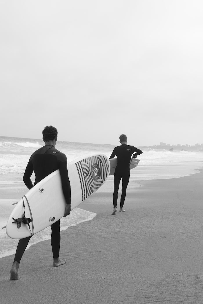 Surfeurs avec leurs planches sur la plage erretegia, sur la côte basque. Photographie en noir et blanc. Emmadaum.