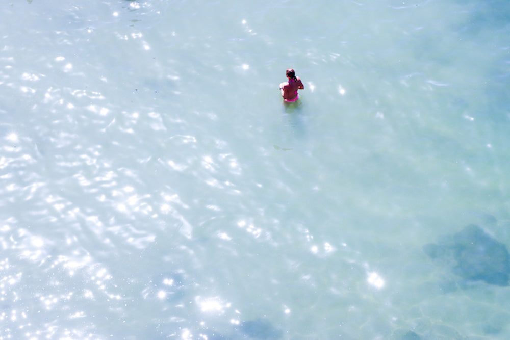 emma daum photographie fine art femme au maillot de bain rose dans l'eau bleue 