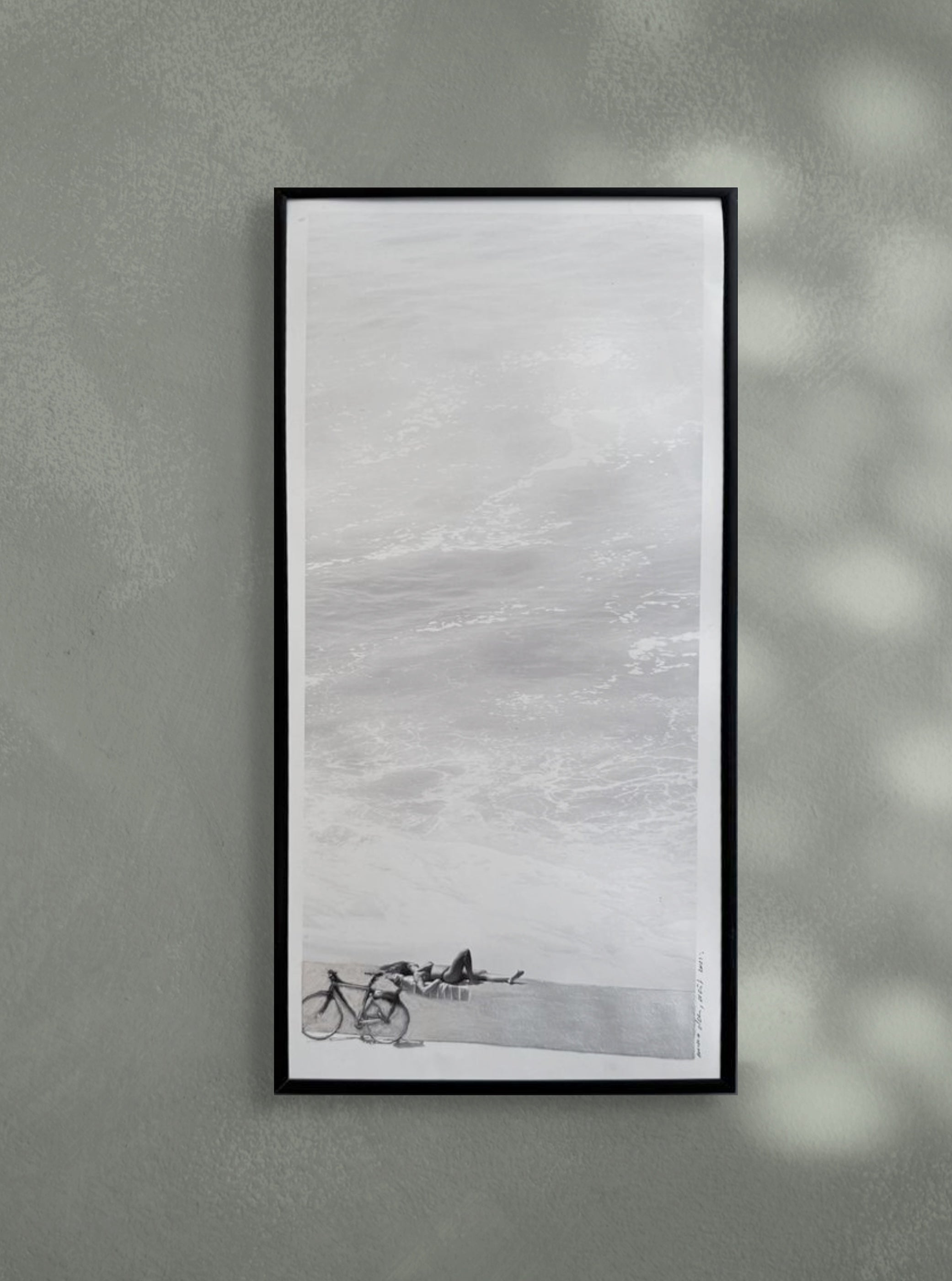 Pause. Au soleil., œuvre encadrée techniques mixtes Emma Daum 40x20 cm sur un mur couleur gris vert